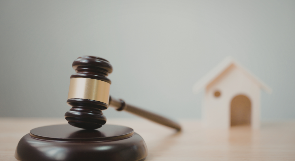 Subasta judicial de vivienda en proindiviso con mazo de juez y casa en venta